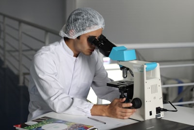 Biologie médicale : carrière, salaires et débouchés en 2026