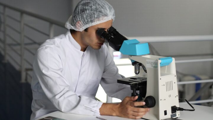 Biologie médicale : carrière, salaires et débouchés en 2026