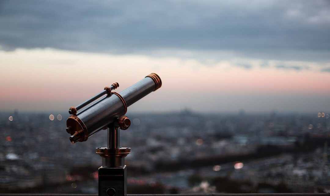 Jumelles d&rsquo;astronomie vs télescope : guide débutant 2026