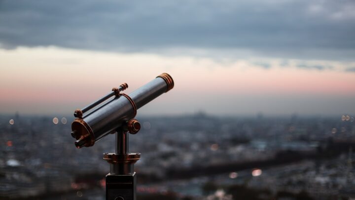 Jumelles d&rsquo;astronomie vs télescope : guide débutant 2026