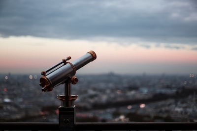 Jumelles d&rsquo;astronomie vs télescope : guide débutant 2026
